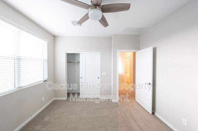 Building Photo - 2851 S Central Dr