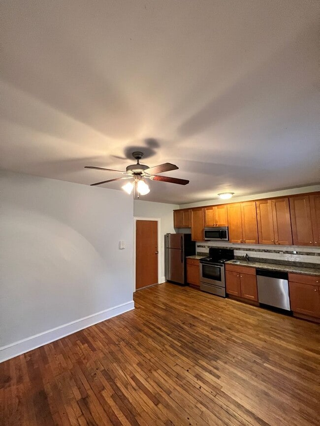 Interior Photo - 1107 W Grace St