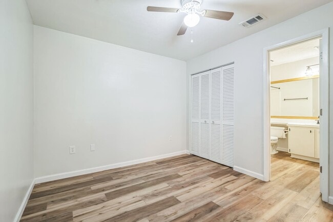 Building Photo - Furnished 4/4 University Terrace