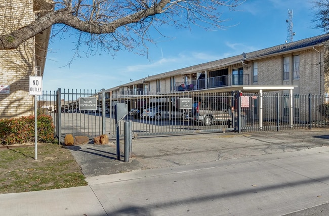 Building Photo - 5826 Sandhurst Ln