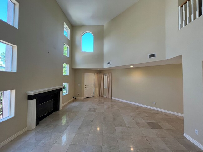 Building Photo - MOVE-IN READY 3BR w/loft, family room + du...