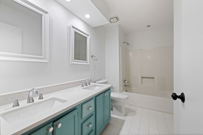 Building Photo - Available now. Beautifully updated 3 BR/2....