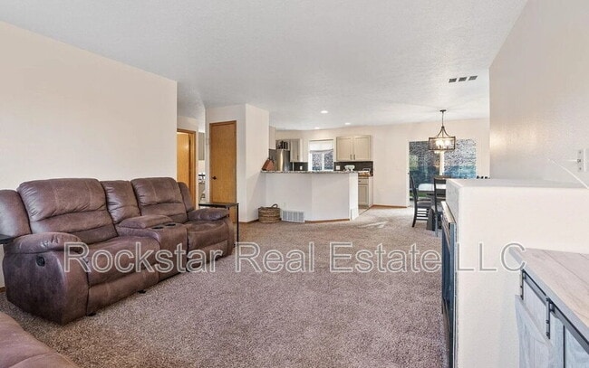 Building Photo - 607 W Persimmon Ln