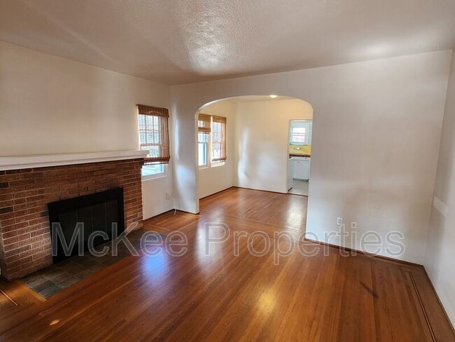 Building Photo - 907 9th St
