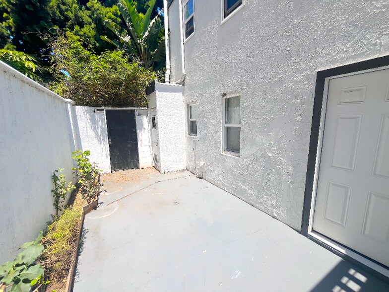 Building Photo - 2403 Louella Ave