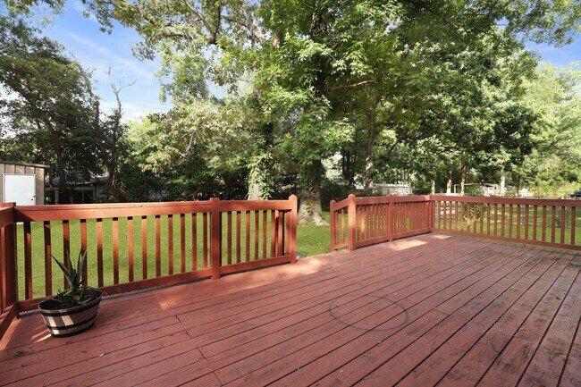 Building Photo - Settle Into Comfort in This Charming 3-Bedroom Home in Larchmont Estates