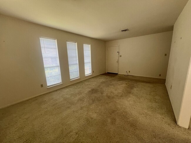 Building Photo - Duplex *LEASING SPECIAL AVAILABLE*