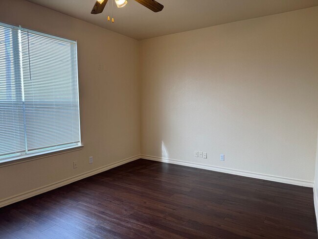 Building Photo - 220 Sandstone Dr