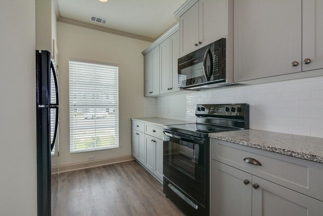 Building Photo - Beautiful End Unit Townhouse