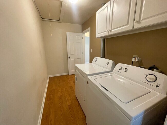 Building Photo - 3BD Home In Highland, IN