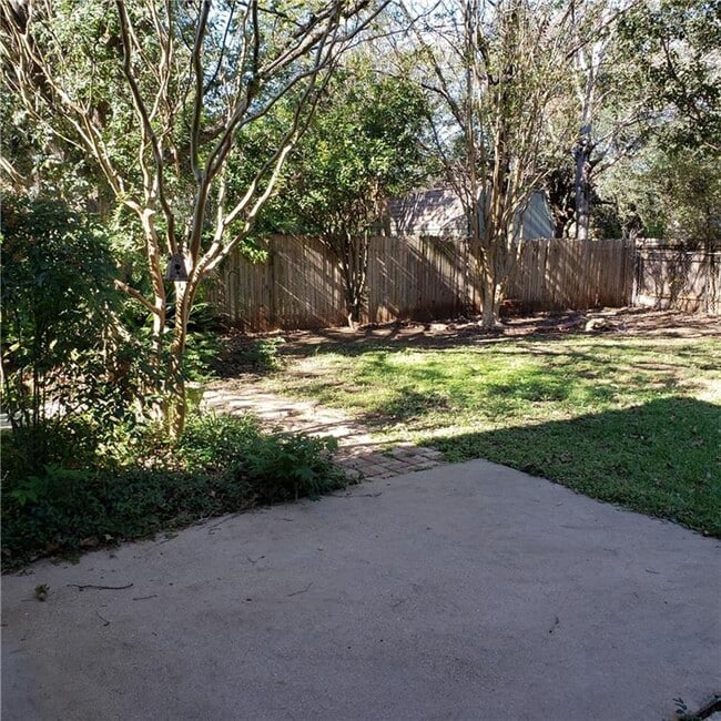 Building Photo - 8440 Fern Bluff Ave