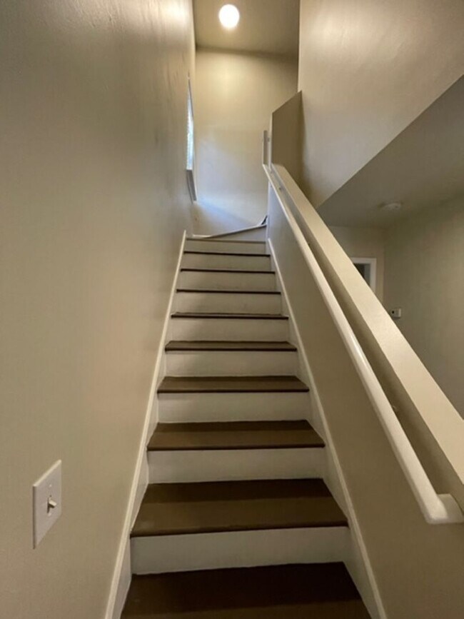 Building Photo - Must see this 4 bedroom 2.5 bath townhouse with 1 car garage .