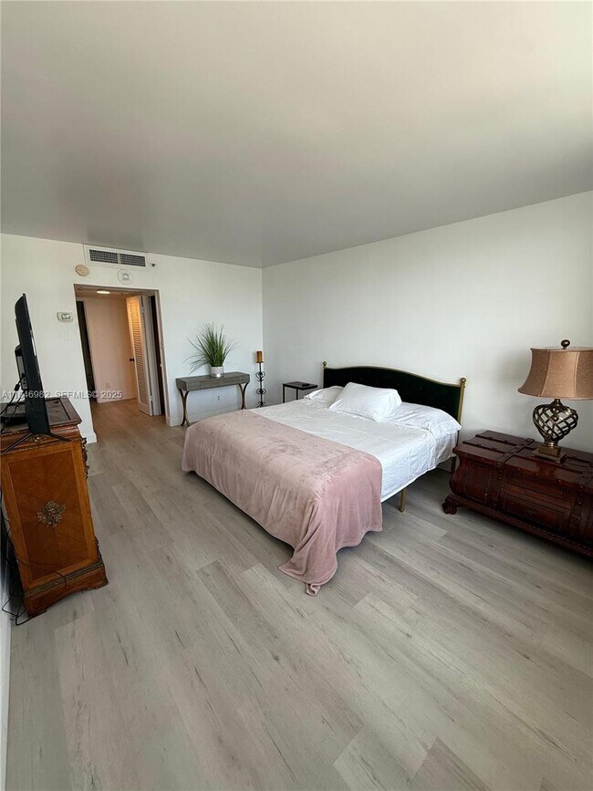 Building Photo - 100 Lincoln Rd