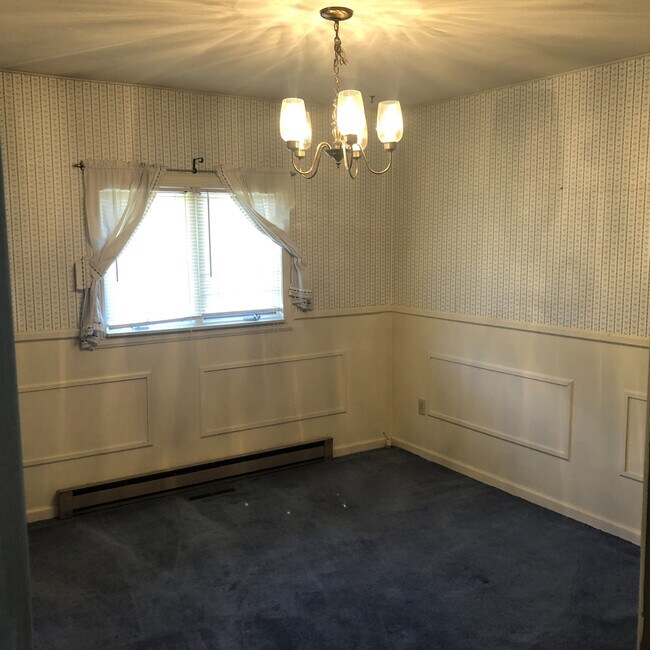 Building Photo - 75 Pine Lane, Colchester - Chauvin