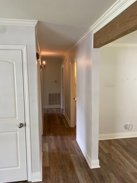 Building Photo - 400 Corona Dr