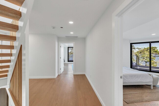 Building Photo - 10 Bay View Dr