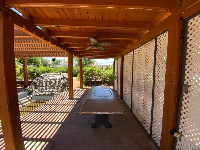 Building Photo - 3 Bedroom Home Available Near Golf Course ...