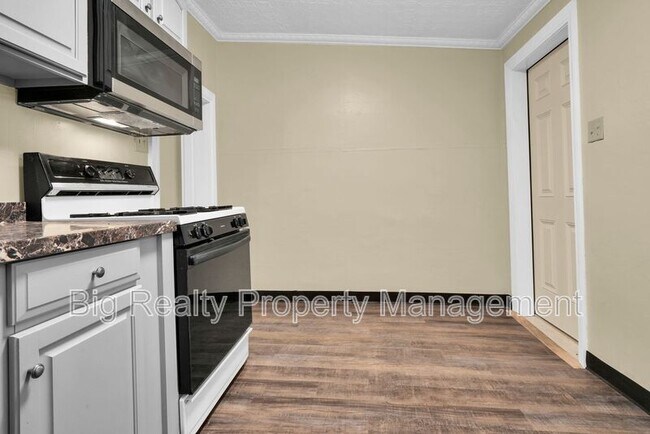 Building Photo - 72 N Main St