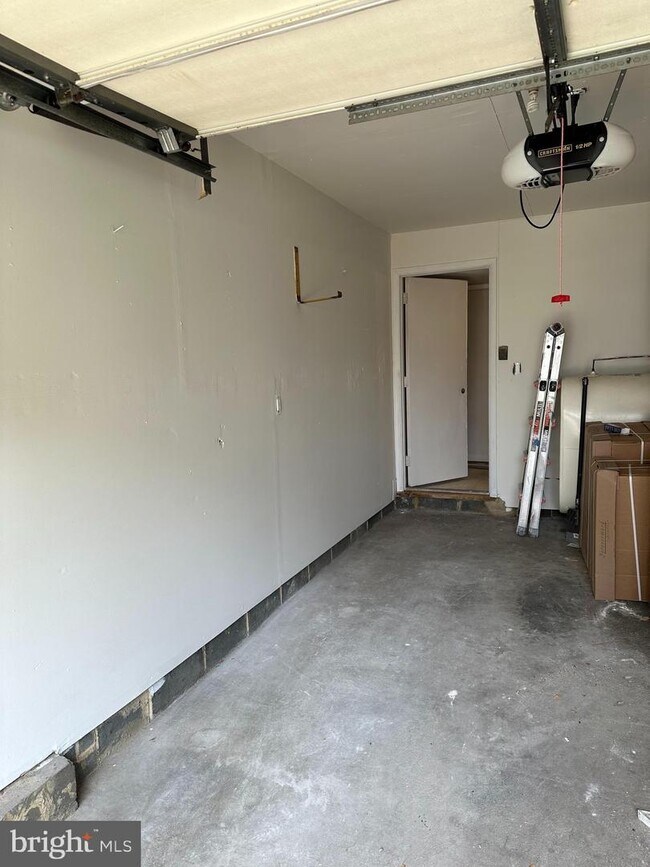 Building Photo - 18 Madison St