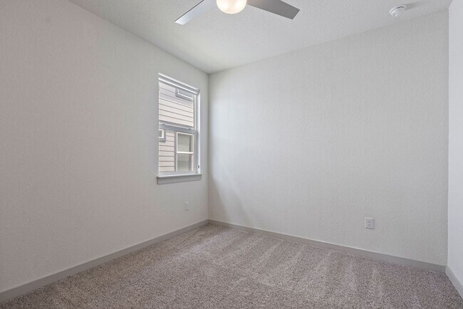 Building Photo - Beautiful 4 bedroom, 2 bathroom home in Pioneer Hill!!!