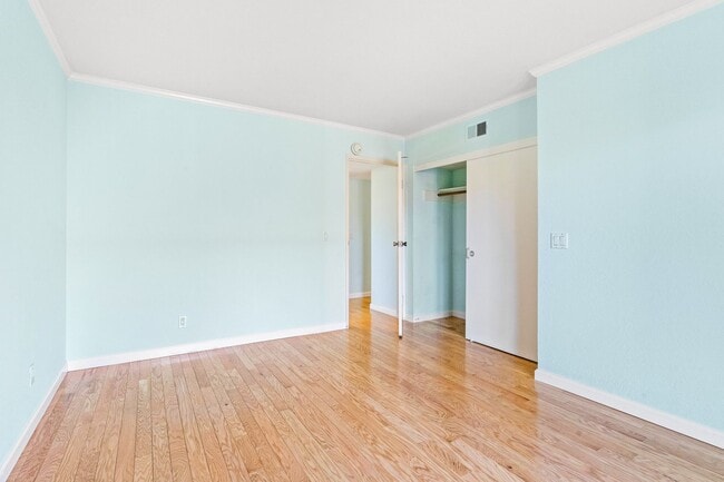 Building Photo - Beautiful 2 Bedroom Corner Unit on the Bea...