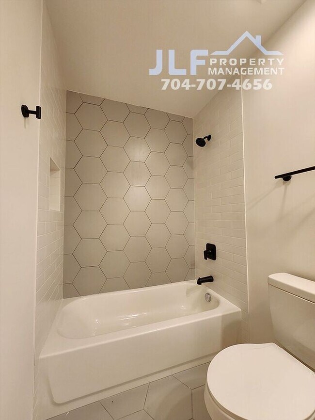 Building Photo - Freshly Updated 2/2 Duplex with Modern Fix...
