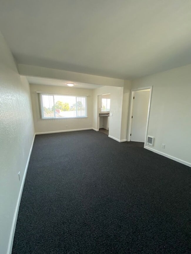 Building Photo - Upstairs beautifully renovated 1 bedroom 1 bath in the Monterey Sunbelt