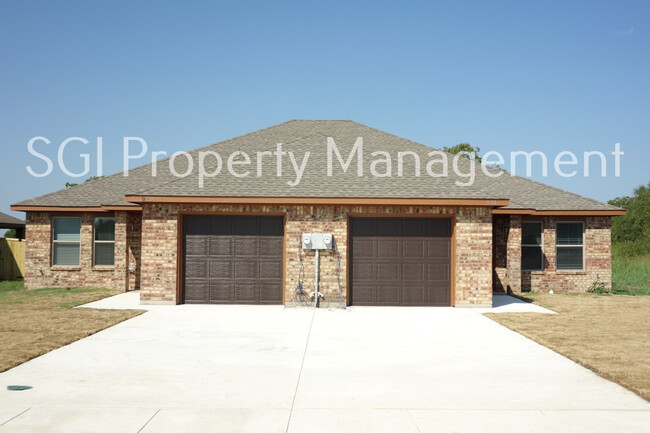 Building Photo - Fabulous half duplex