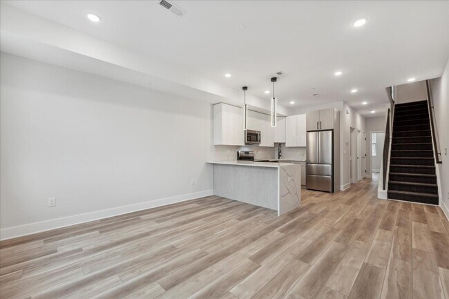 Building Photo - 614 N Pallas St