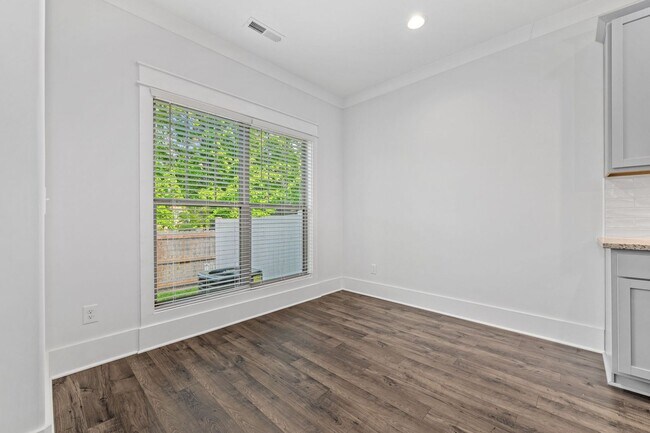 Building Photo - Lee Street B3