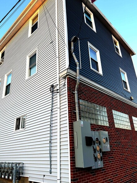 Building Photo - 508 Elm St