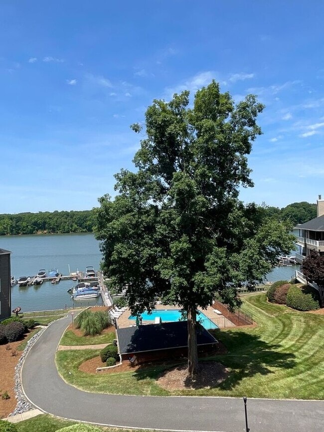 Building Photo - Great condo with Lake Wylie views!