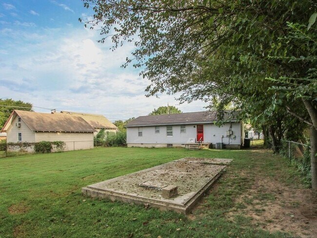 Building Photo - Available Now! 3 Bed / Bath & Large Backyard! Price drop!