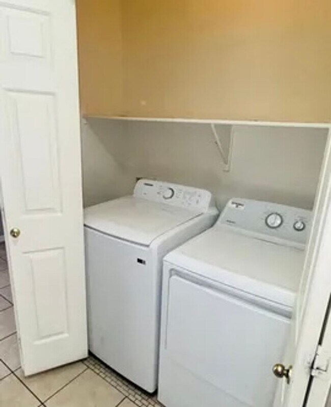 Building Photo - 3 Bed 2 Bath Available Now!! Contact Property Pros Property Management for more details