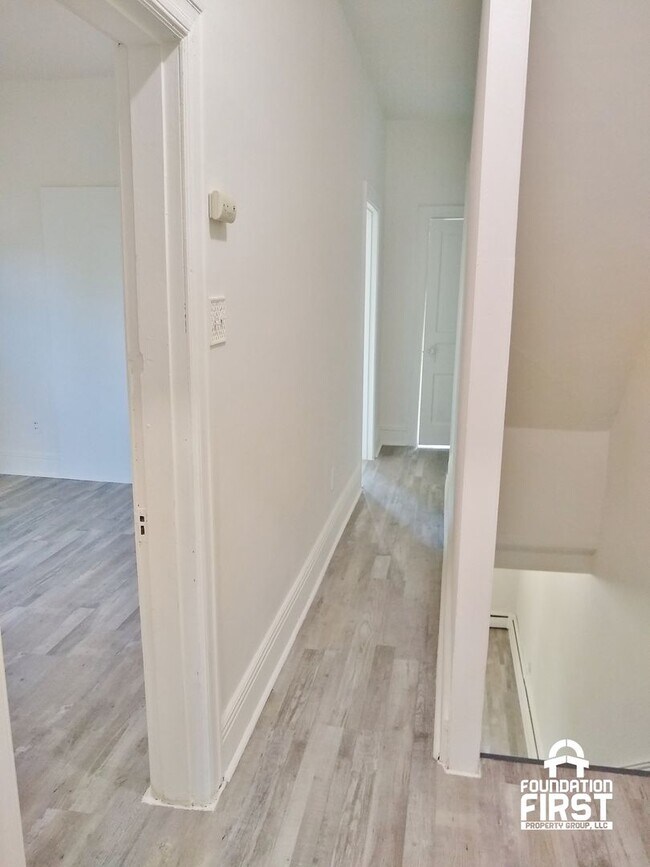 Building Photo - 3 Bed / 1 Bath Single Family Home