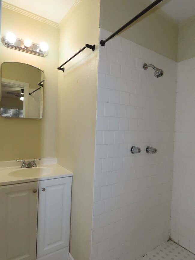 Building Photo - Lovely Updated 3 Bedroom, 2 Bath House in ...