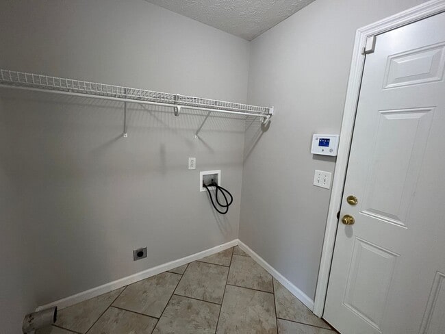 Building Photo - 3 BR 2 Bath home with 2 Car Garage and Hug...