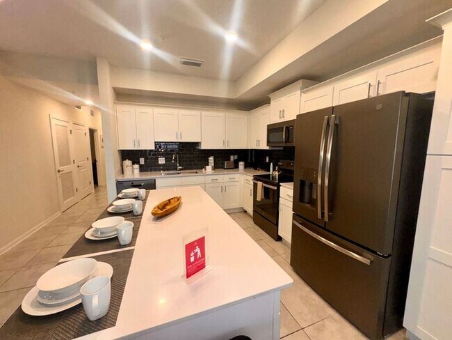 Building Photo - Fully Furnished 2/2 Luxury Storey Lake Condo near Disney with a Stunning Balcony Viiew!