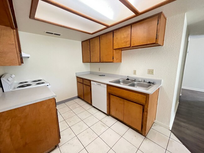 Building Photo - 814 Almond St