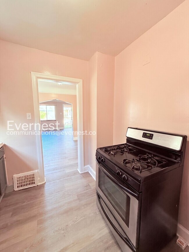 Building Photo - 3 Bed/1 Bath Home with Off-Street Parking / Pet-Friendly / Vouchers Accepted / Available Now!