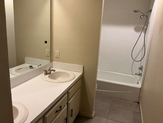 Building Photo - 2 bed, 1 bath with a 1 car garage duplex for rent in Moore near NW 27th and Shields.  New Paint a...