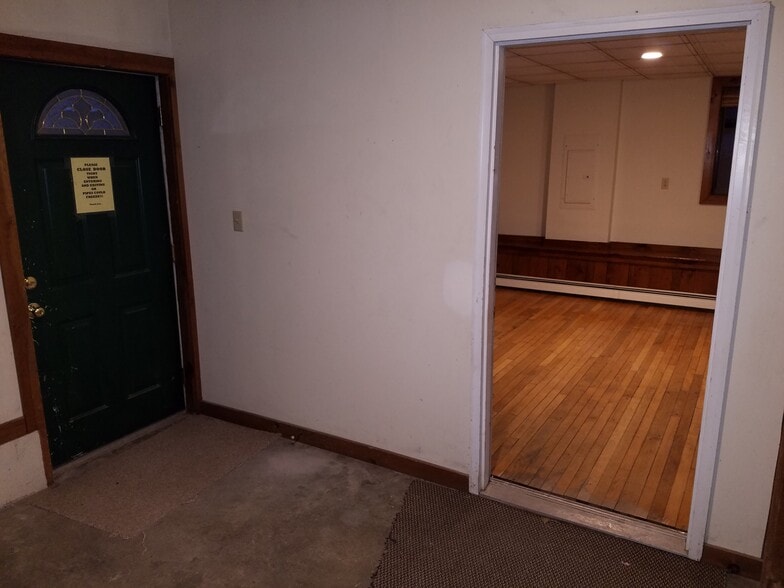 mudroom apartment main entrance - 2850 US Route 3