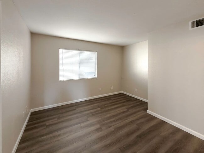 Building Photo - 4 BEDROOM / 3 CAR GARAGE MURRIETA HOME FOR...