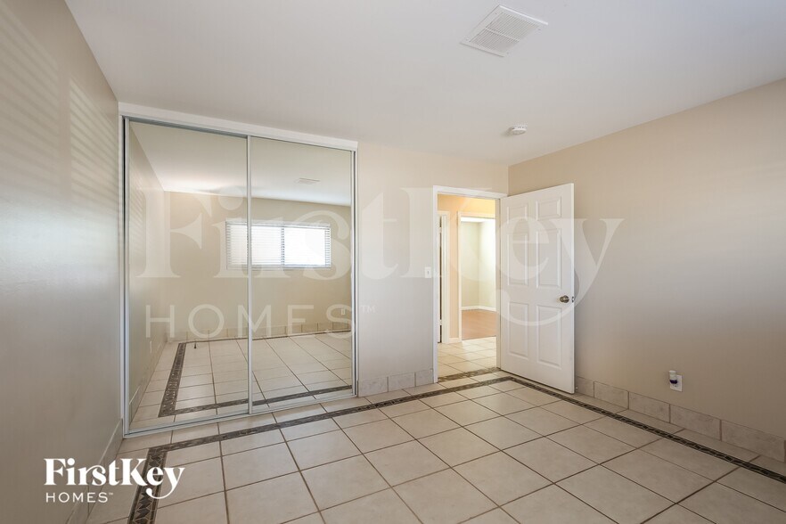 Building Photo - 5925 Pebble Beach Blvd