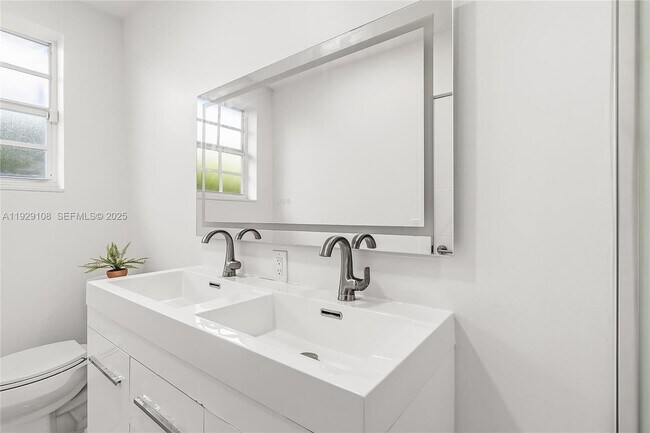 Building Photo - 345 Fairway Dr