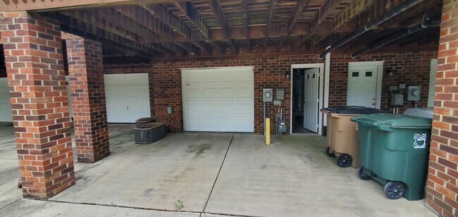 Building Photo - 2 Bedroom 3.5 Bathroom Townhouse