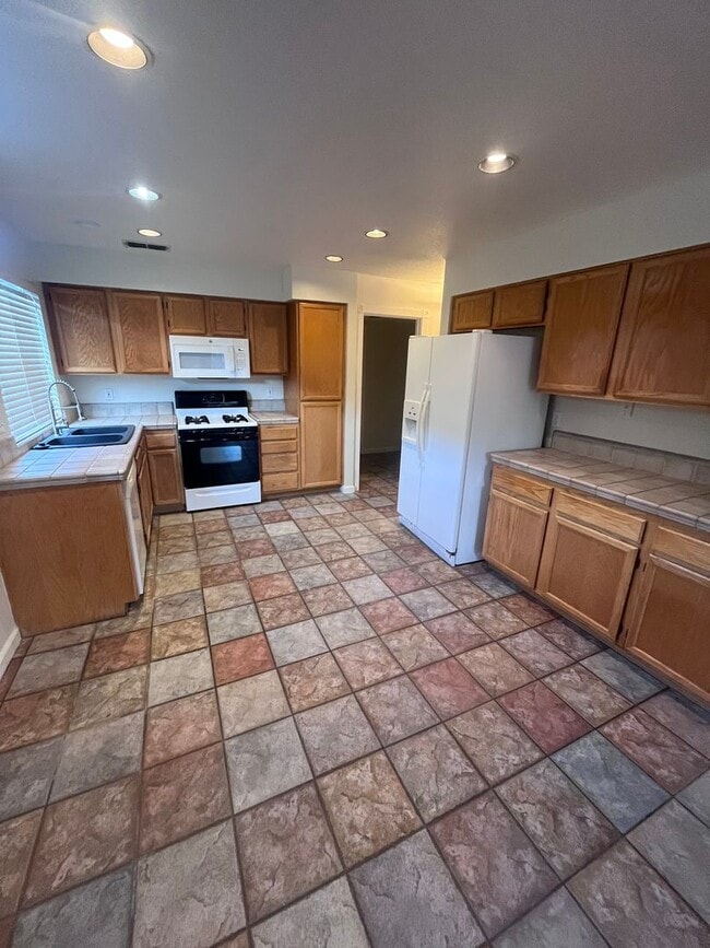 Building Photo - BEAUTIFUL UPDATED HOME IN WEST ROSEVILLE!!