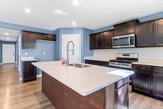 Building Photo - Now Leasing! Comfortable Family Home on Ke...