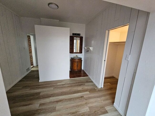 Building Photo - For Rent 2 Bed 1 bath, Plus basement, Duplex Home for rent