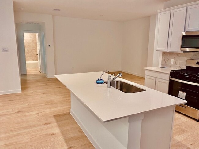 Building Photo - Grand Entry W/High Ceilings! Gorgeous Ligh...